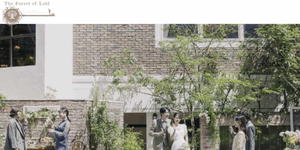 緑に囲まれたガーデンウェディングで、新郎新婦とゲストが笑顔で交流している様子
