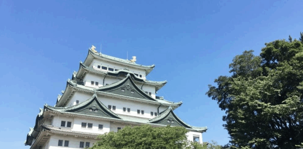 青空の下にそびえる名古屋城の天守閣