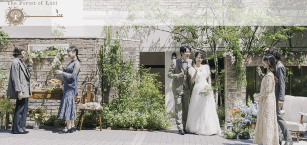 和装姿で笑顔を見せる新郎新婦と、花で飾られた結婚式会場の様子